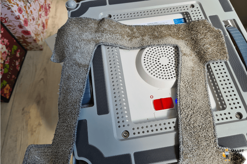 Der dreckige Wischlappen des Ecovacs Winbot W1 Pro ist nach der Reinigung eines Fensters zu sehen.